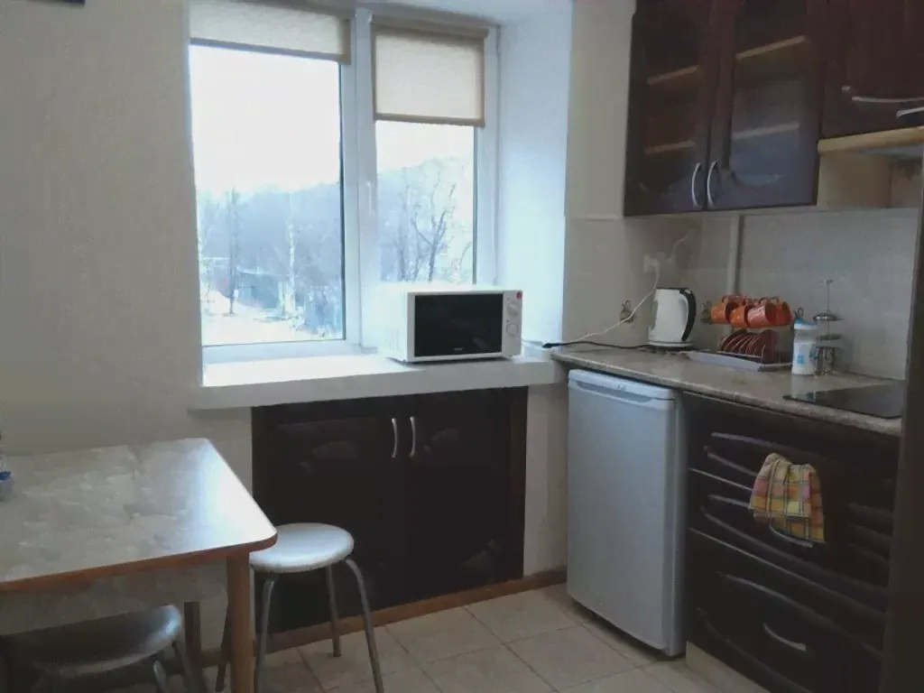 Сдаю посуточно двухкомнатную квартиру 42.0 м² этаж 2/5 город Лысьва улица Репина 33-2