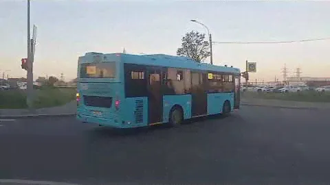 ЛиАЗ 4292.60 поворачивает с Белорусской ул. на Ленскую ул. (г.Санкт-Петербург)(подробнее в описании)