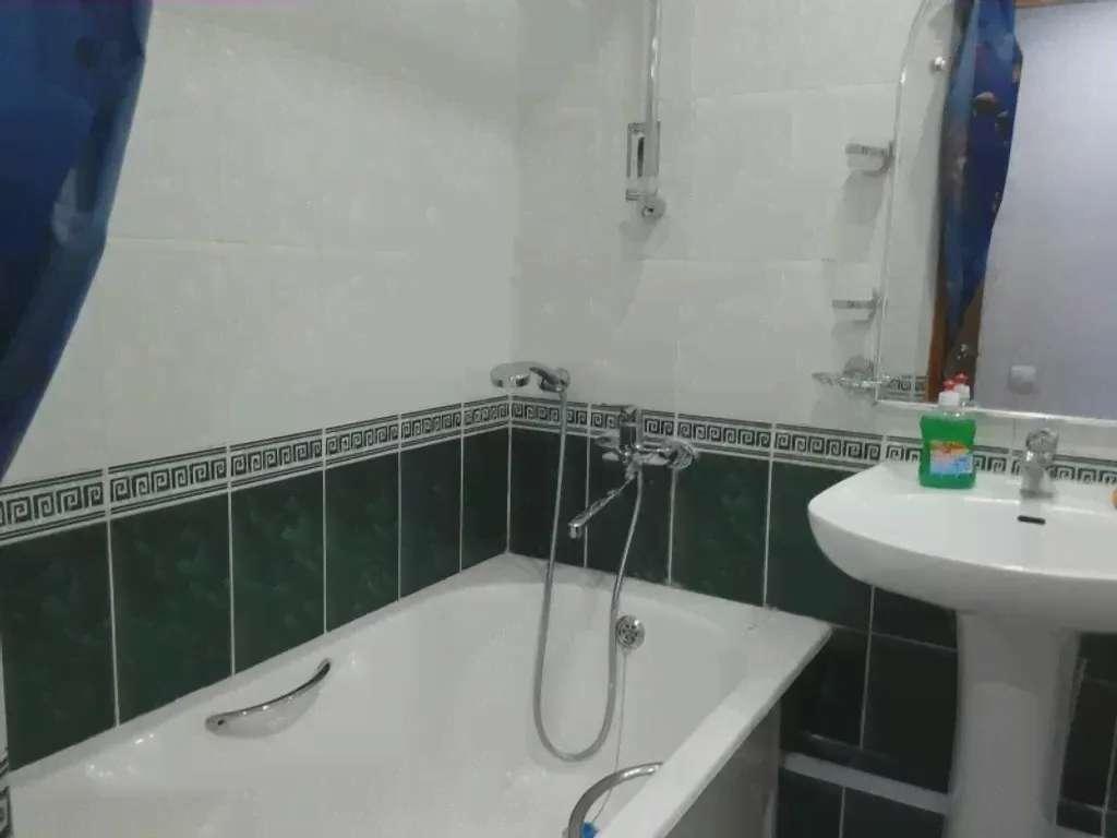 Сдаю посуточно двухкомнатную квартиру 42.0 м² этаж 2/5 город Лысьва улица Репина 33