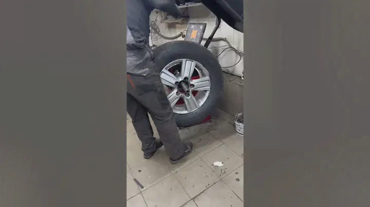 Перевзуття …  #Bridgestone 285/60/R18 #київськаобласть #шиномонтаж #tir #welcome